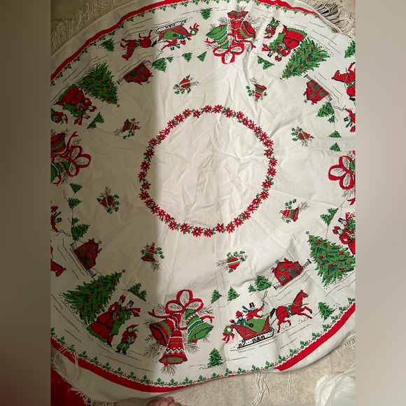 VTG Cotton Round Christmas tablecloth with fringe. No stains or tears. - Picture 9 of 9